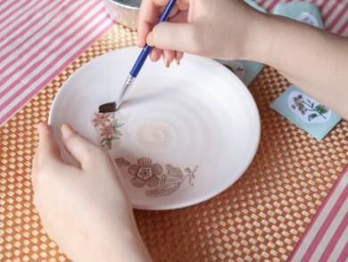 お皿にぺたぺた!~貼り絵付け体験~