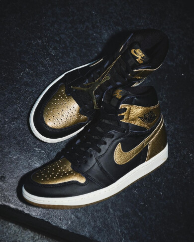 AIR JORDAN 1 RETRO HIGH OG "Black and Gold"